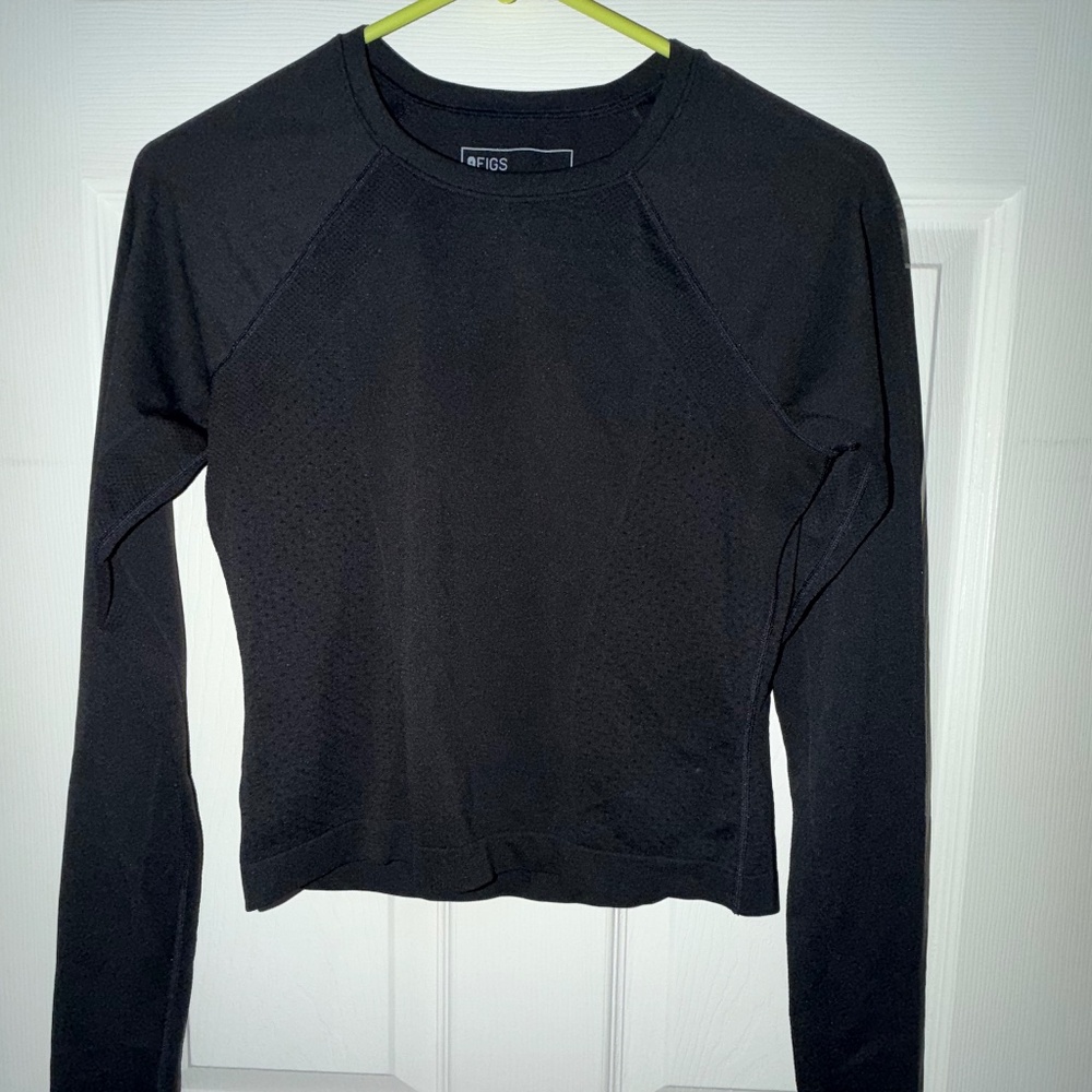 Women's Figs Salta Cropped Longsleeve Underscrub in Black